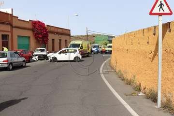  Dos mujeres y una menor heridas en un choque frontal en la carretera de Lomo Magullo (Telde)/TA.